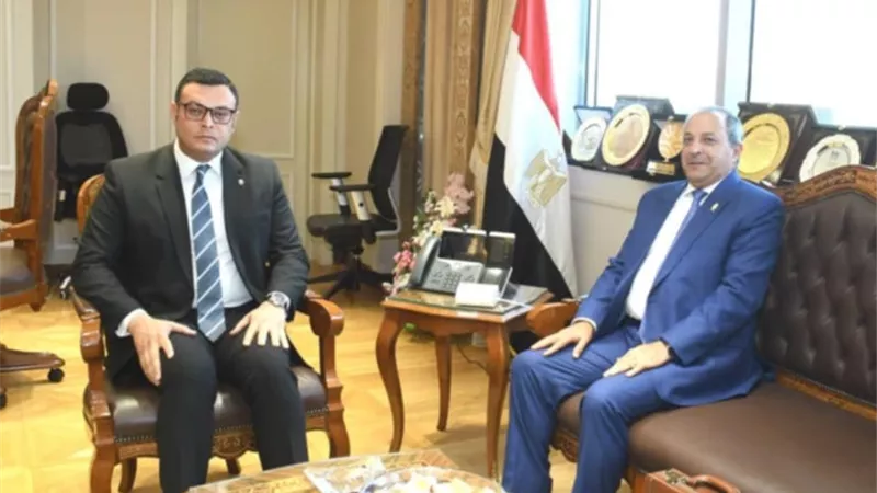 وزير الإسكان يستقبل محافظ بورسعيد لبحث ملفات العمل والتعاون المشترك