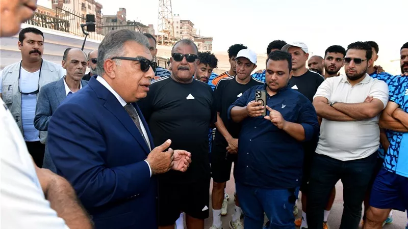 محافظ الدقهلية يلتقي فريق المنصورةالأول لكرة القدم بملعبه الرئيسى