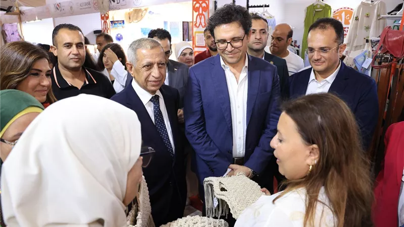 وزير الثقافة يتفقد معرض 