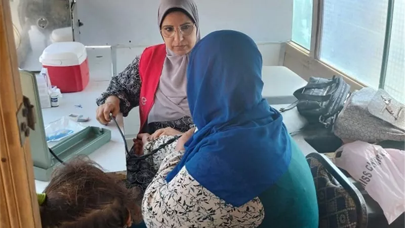 فحص المواطنين بمركز شباب كبريت بالسويس ضمن مبادرة ١٠٠ يوم صحة