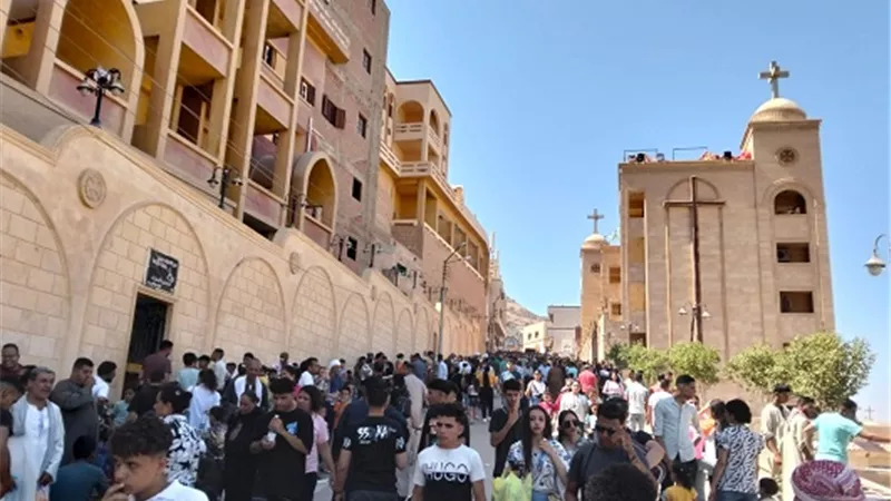 الآلاف يشاركون في احتفالات العذراء بدير درنكة بأسيوط