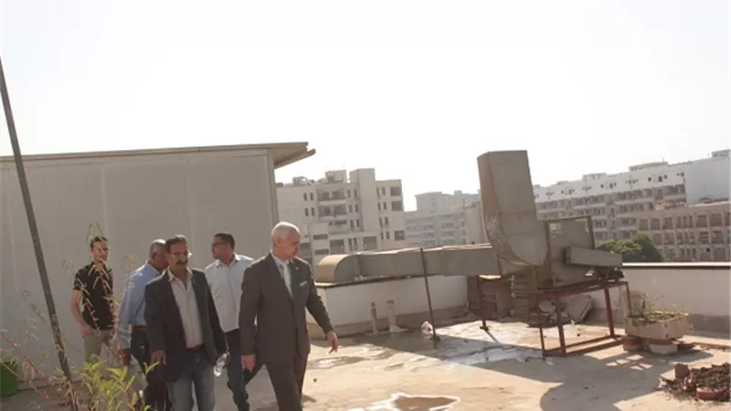نائب رئيس جامعة أسيوط يتفقد مستشفى الطلاب الجامعي عقب حريق محدود