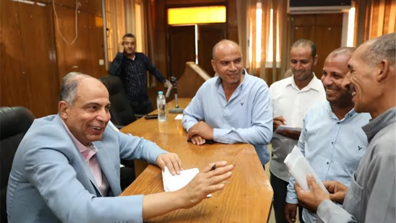 محافظ المنيا يستمع لشكاوى أهالي سمالوط
