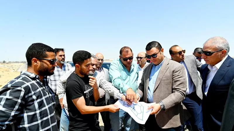 وزير الإسكان يتفقد مشروعات تنفيذ شبكات المرافق بجنيفة فى الشروق