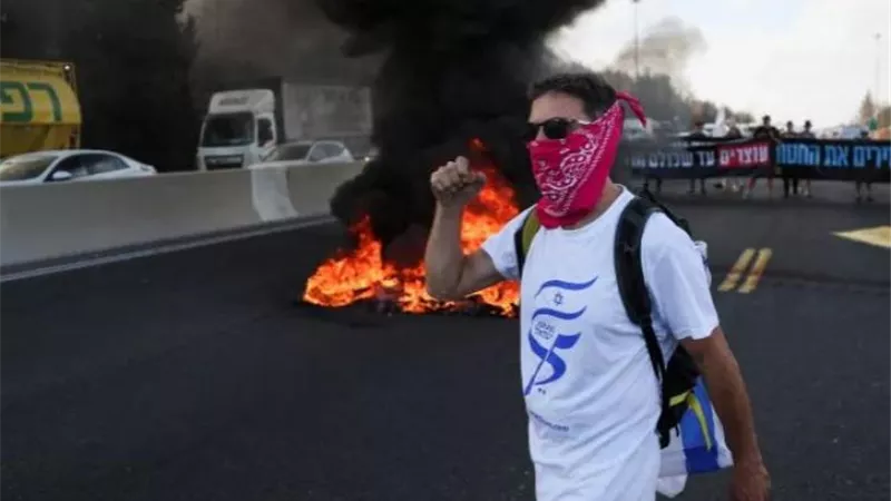 متظاهرون يغلقون الطريق السريع ويضغطون على نتنياهو