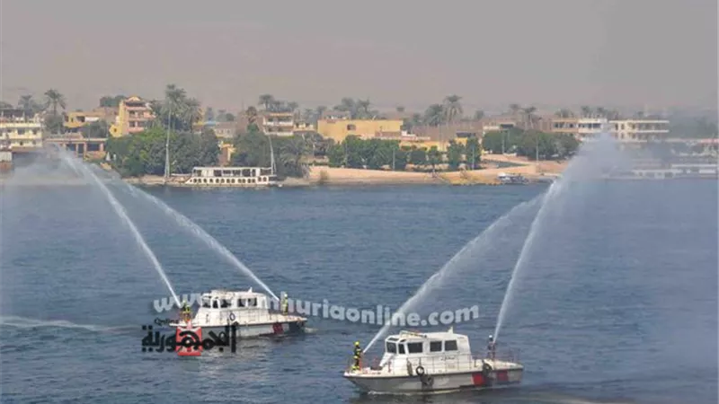 تفتيت بقعة زيت قبل وصولها إلى مأخذ محطة مياه الأقصر