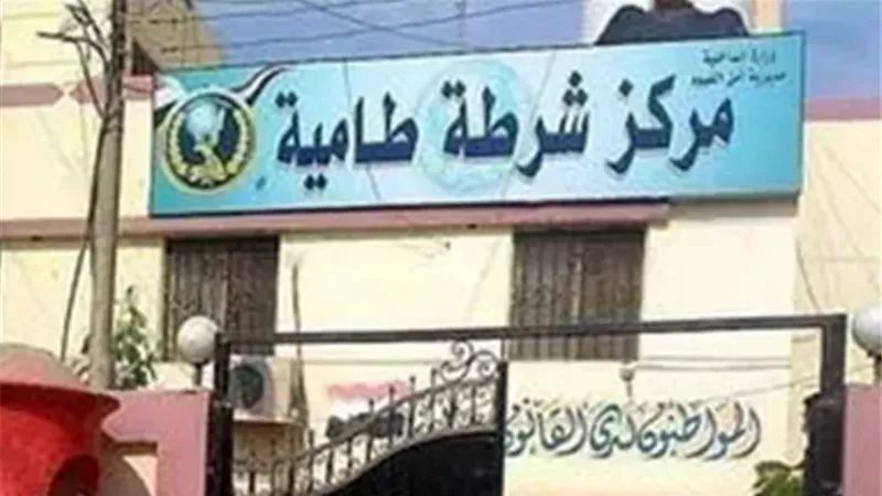 جثة أحد المشردين وسط أكوام القمامة فى الفيوم