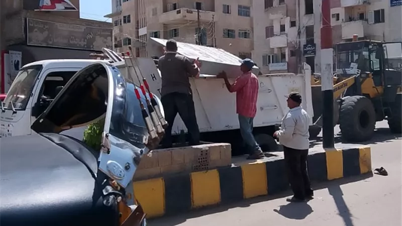 إزالةالاعلانات المخالفةبفوه كفرالشيخ ضمن خطة تحسين المظهر الحضار