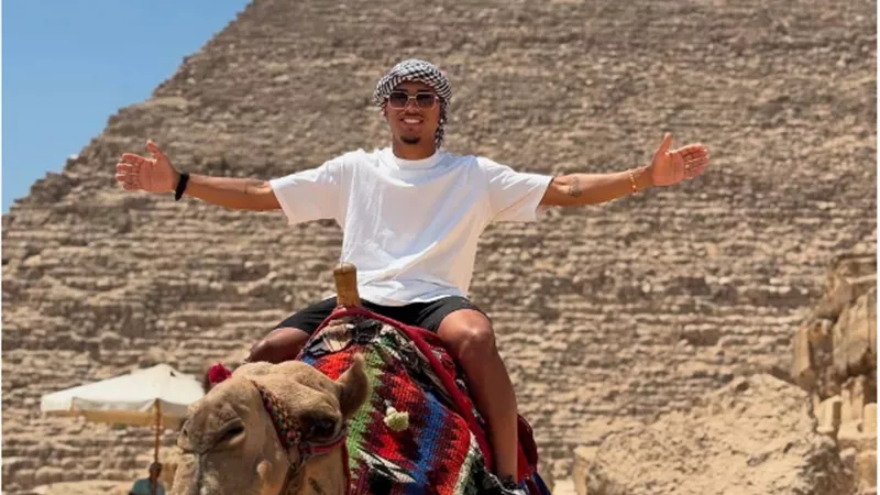 شاهد.. ألفينا يستغل فترة الراحة في الزمالك ويزور الأهرامات