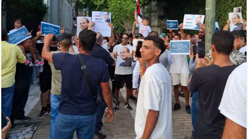 الجالية المصرية فى اليونان تنظم وقفة حضارية أمام سفارة مصر دعما لمؤسسات الدولة