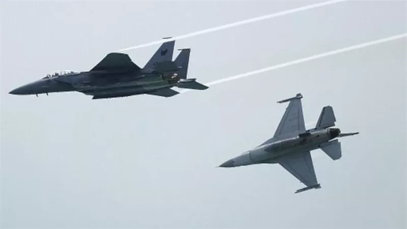 طائرات الاحتلال تقصف خيمة للنازحين بمنطقة السرايا في حي الرمال غربي غزة