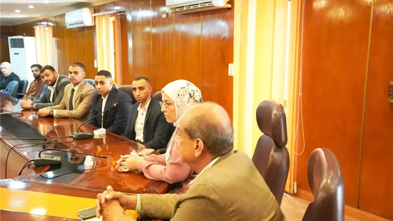 محافظ أسيوط يلتقي خريجي كلية الهندسة
