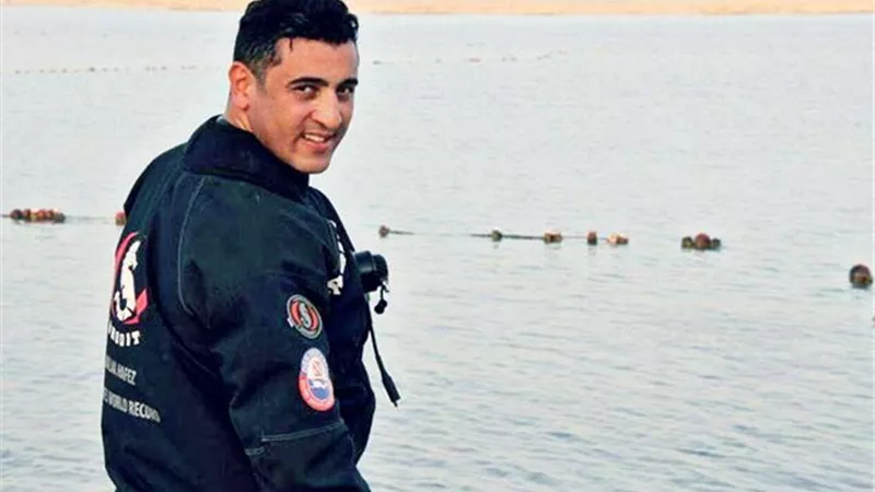 ولاء حافظ.. القبطان الذى هزم الشلل وغاص في موسوعة جينيس ثلاث مرات