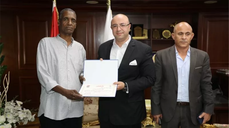 محافظ بنى سويف يُكرّم عامل مزلقان انقذشابا من الموت
