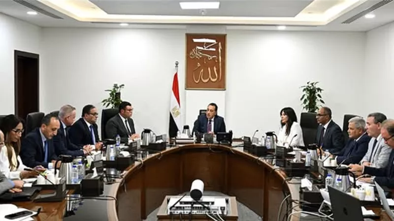رئيس الوزراء يُتابع الإجراءات والموقف التنفيذي لمشروعات تحلية مياه البحر