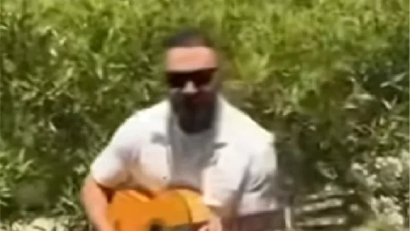 تامر حسني يشارك في تريند “أنا بشحت بالجيتار”