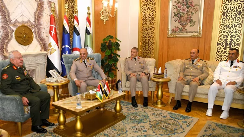 وزير الدفاع ورئيس الأركان يلتقيان رئيس هيئة الأركان المشتركة الأردنية