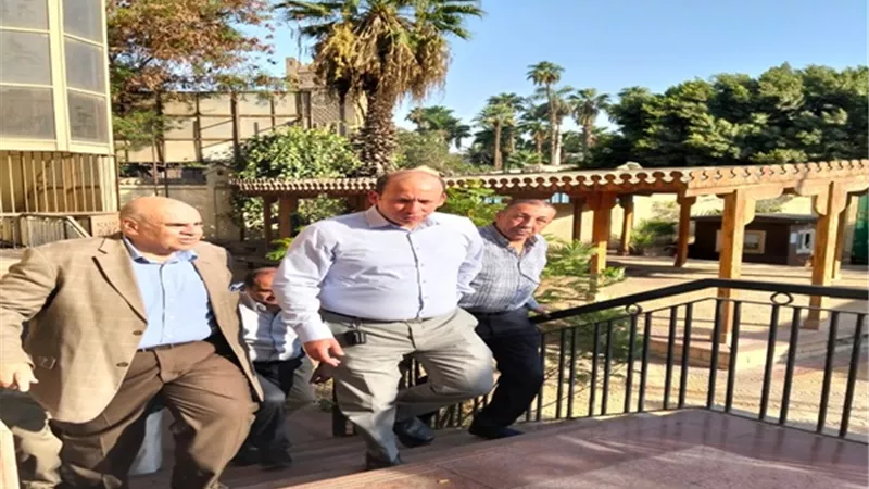 عميد طب قصر العيني يتفقد تجديد الحدائق