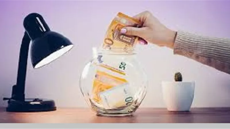 ما حكم من لا ينفق على بيته بحجة الادخار للمستقبل