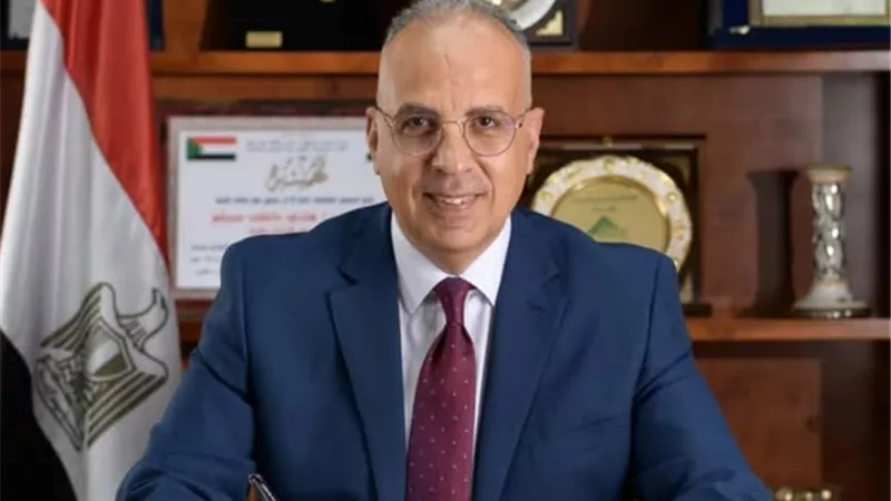 وزير الري يتابع الموقف التنفيذي لـ 