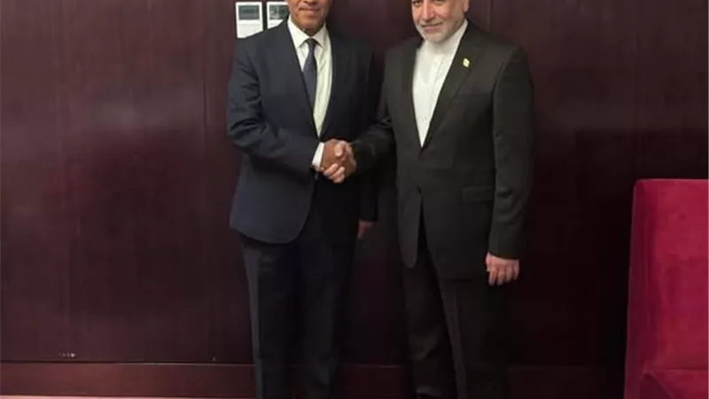 وزير الخارجية ونظيره الإيراني يبحثان تطورات الملف النووي