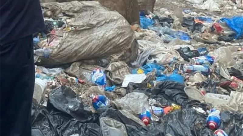 إخماد حريق مخزن مخلفات قمامة بمنشأة ناصر