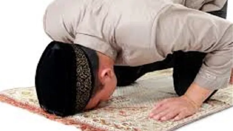 هل تصح الصلاة مع إكمال ذكر الركن بعد الانتقال للركن التالي؟