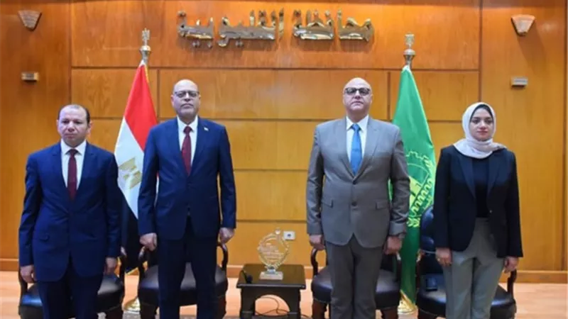 وزير العمل ومحافظ القليوبية يسلمان عقود عمل لعدد من المواطنين