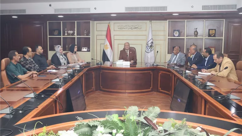الدفع بملف الاستثمار مع مستثمري 