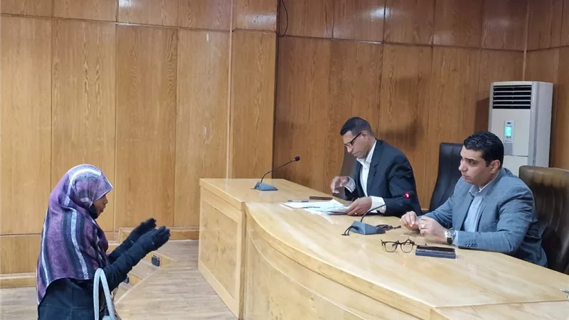 40 طلبا وشكوى أمام نائب محافظ الأقصر فى لقاء اليوم المفتوح