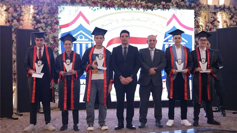 نائب محافظ سوهاج يكرم أوائل الشهادات بمدرسة الأرقم للبنين
