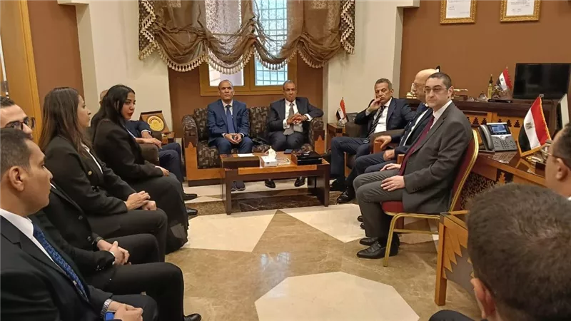 وزير الخارجية يتفقد التصويت على جولة الإعادة لانتخابات بالقنصلية المصرية في جدة