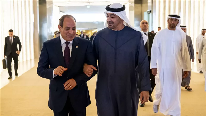 الرئيس السيسي يستقبل الشيخ محمد بن زايد بمطار العلمين