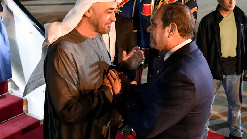 المتحدث الرئاسي ينشر صور استقبال الرئيس السيسي لنظيره الإماراتي بمطار العلمين
