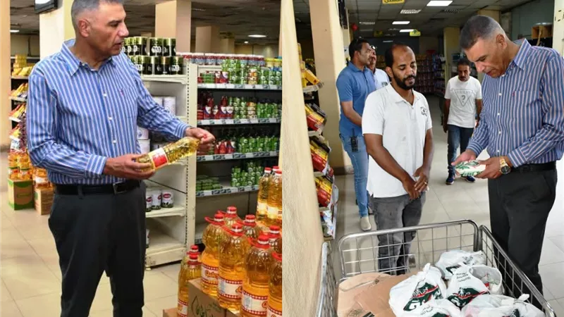 محافظ أسوان يتفقد المجمع الاستهلاكي لمتابعة تنفيذ مبادرة 