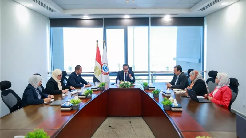 عبد الغفار يناقش مستجدات ملف تكليف أعضاء المهن الصحية