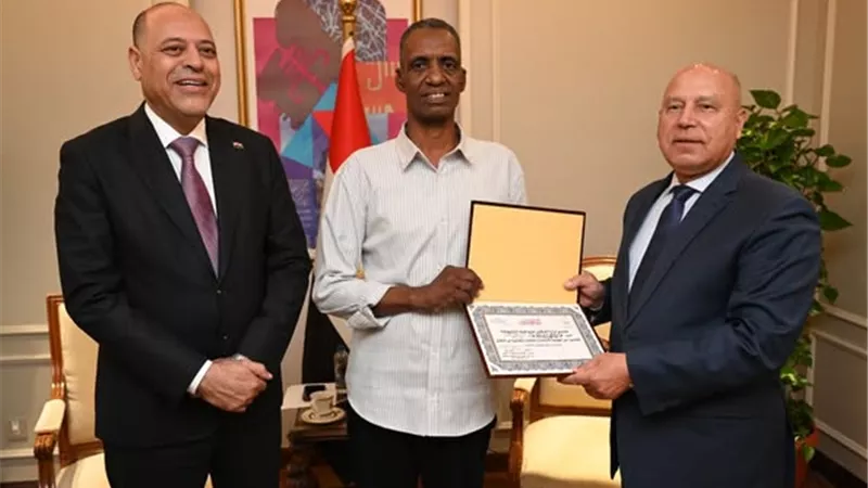 تكريم عامل مزلقان أنقذ شابًا من الموت.. الوزير: نموذج للتفاني والاخلاص