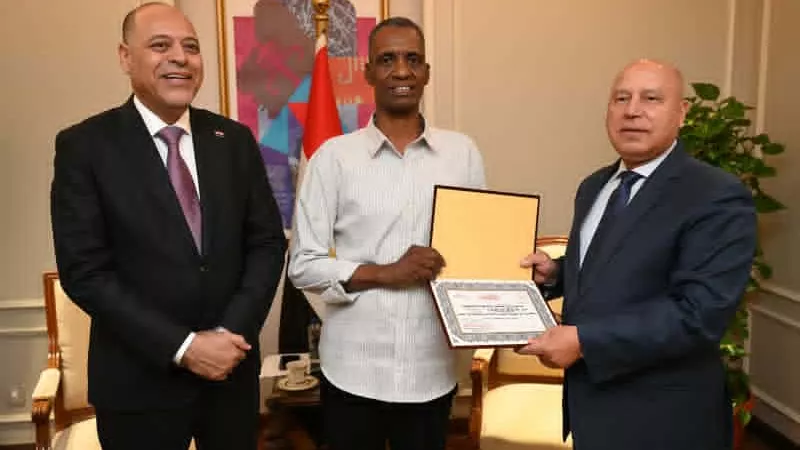وزيرا النقل والعمل يكرمان 