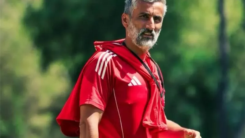 ريبيرو يُظهر العين الحمرا لاعبي الأهلي بعد التعادل أمام المحلة