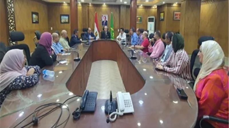 مدير تعليم القليوبية يبحث الجاهزية والاستعداد لإدارة الأزمات