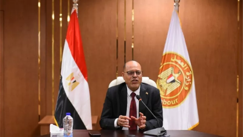 وزير العمل يطلق المرحلة الأولى من حملة 
