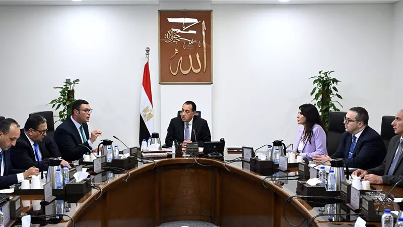 رئيس الوزراء يتابع موقف 