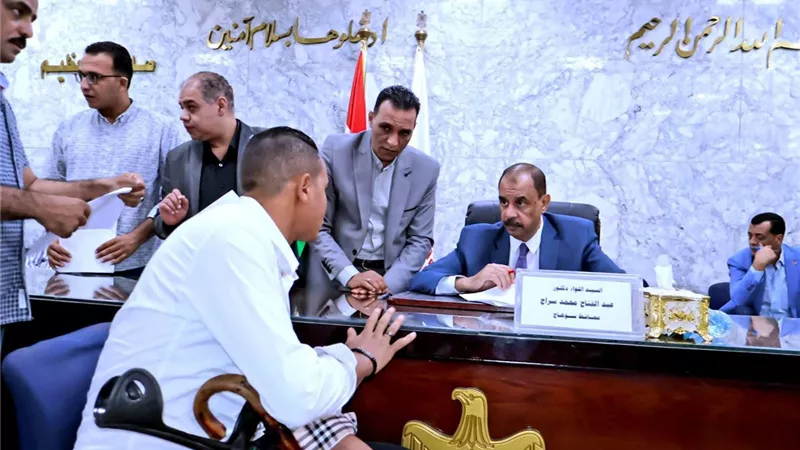 محافظ سوهاج يعقد اللقاء الأسبوعى للاستماع إلى شكاوى المواطنين