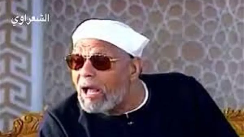 الشعراوى يرد.. ليه لمّا بتزور مكة أو المدينة تنام ساعتين وتصحى مر