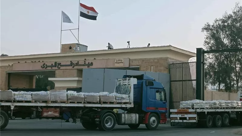 عبور 10 شاحنات مساعدات إماراتية عبر معبر رفح متجهة إلى قطاع غزة