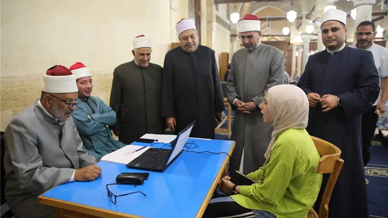 رئيس المعاهدالأزهرية يتابع اختبارات مسابقة بنك فيصل للقرآن الكريم