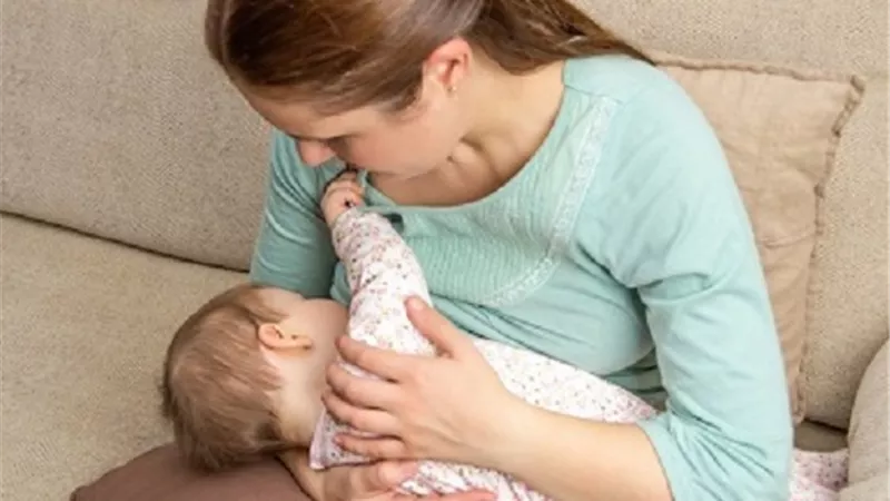 هدوء الطفل مع أمه .. الأسباب العلمية والنفسية