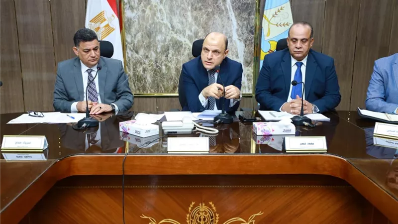 محافظ كفرالشيخ يعقداجتماعًا لمناقشة آليات عمل لجان الحصر والتقييم