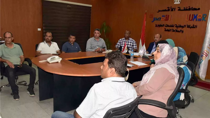 مناقشة توفير البيتومين لرصف الطرق بالأقصر