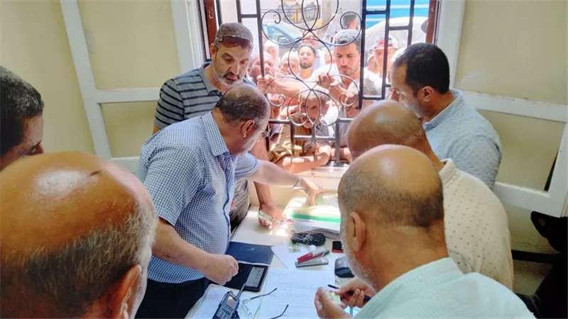 وكيل زراعة البحيرة يوزع الأسمدة على المزارعين بنديبة